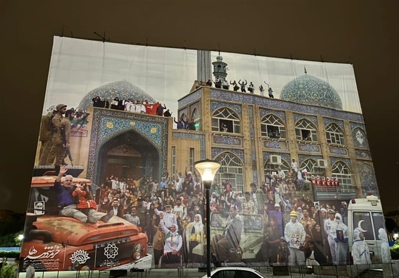 بازسازی تصویر معروف آزادسازی خرمشهر روی سازه‌های تبلیغاتی پایتخت + عکس