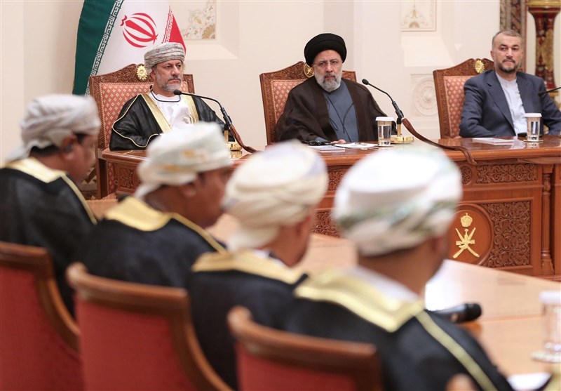 Iran, Oman Ink 12 Agreements during Presidential Visit