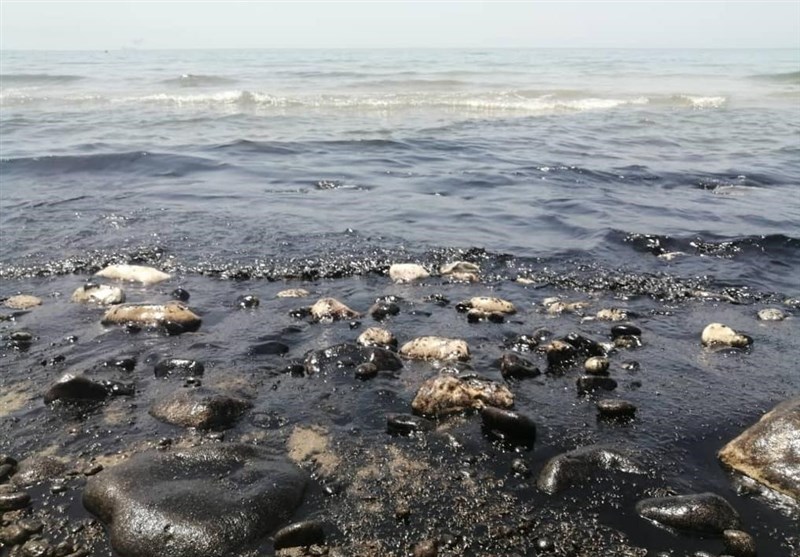 تیم مقابله برای مهار آلودگی نفتی به ساحل بندر سیراف اعزام شد