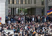مخالفان ورودی ساختمان وزارت خارجه ارمنستان را مسدود کردند