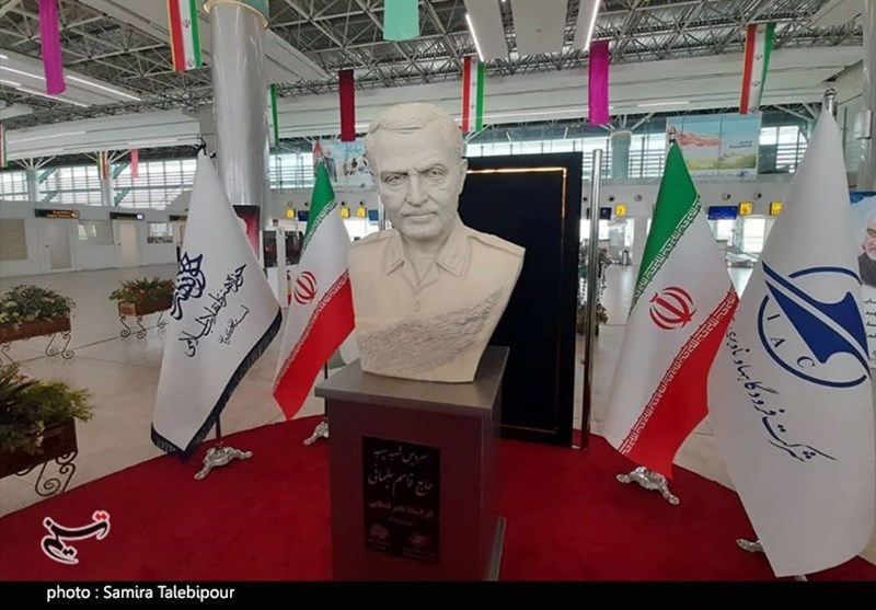 آیین رونمایی از سردیس شهید سلیمانی در فرودگاه بین‌المللی کرمان برگزار شد