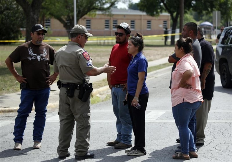 عزاداری خانواده‌های قربانیان تیراندازی مدرسه ابتدایی تگزاس +عکس