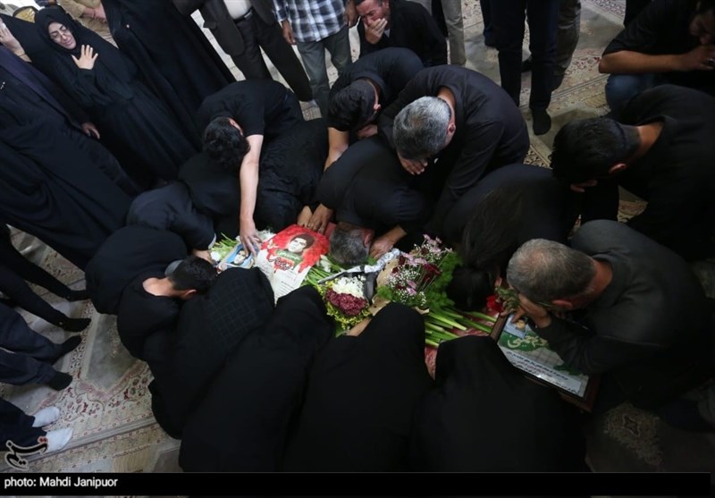 وداع خانواده‌‌های شهدای تازه تفحص شده با عزیزانشان در اصفهان به روایت تصویر