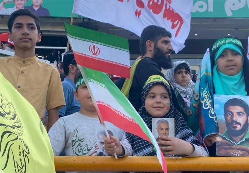 مجری سلام فرمانده در استادیوم آزادی