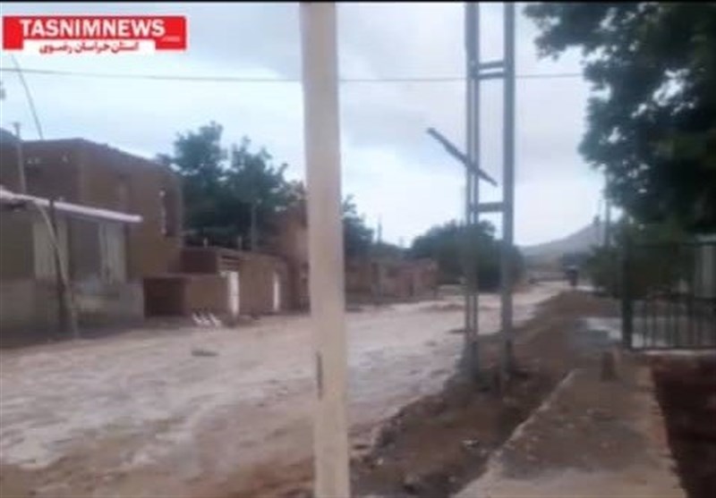 جاری شدن سیل در شهرستان خوشاب / هنوز اطلاعی از خسارت‌های احتمالی در دست نیست + فیلم