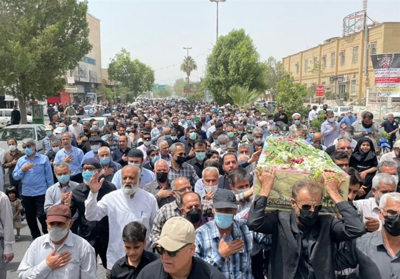 شهید گمنام دفاع مقدس بر روی دستان مردم قدرشناس بوشهر تشییع شد