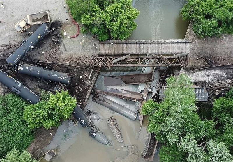 Oil Leaks into Pennsylvania River After Train Derails from Crash (+Video)