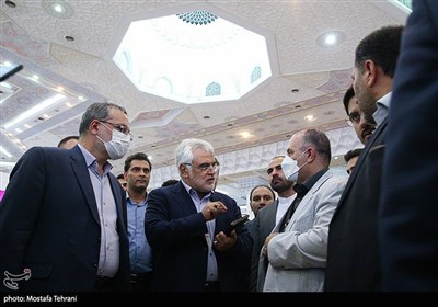 بازدید محمدمهدی طهرانچی رییس دانشگاه آزاد اسلامی ازنمایشگاه دستاورد های شرکت های دانش بنیان و فناور