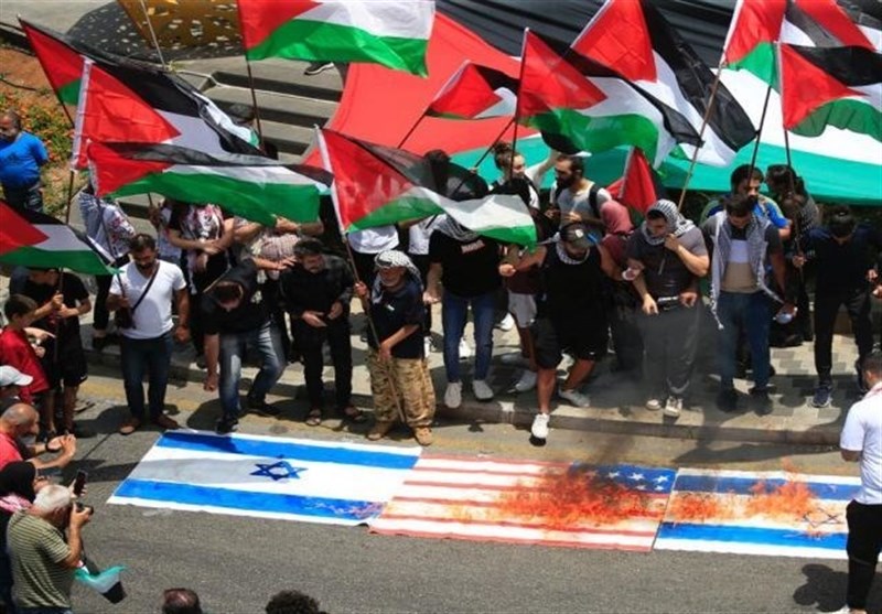 تظاهرات ضد صهیونیستی در لبنان/ پرچم آمریکا و اسرائیل به آتش کشیده شد