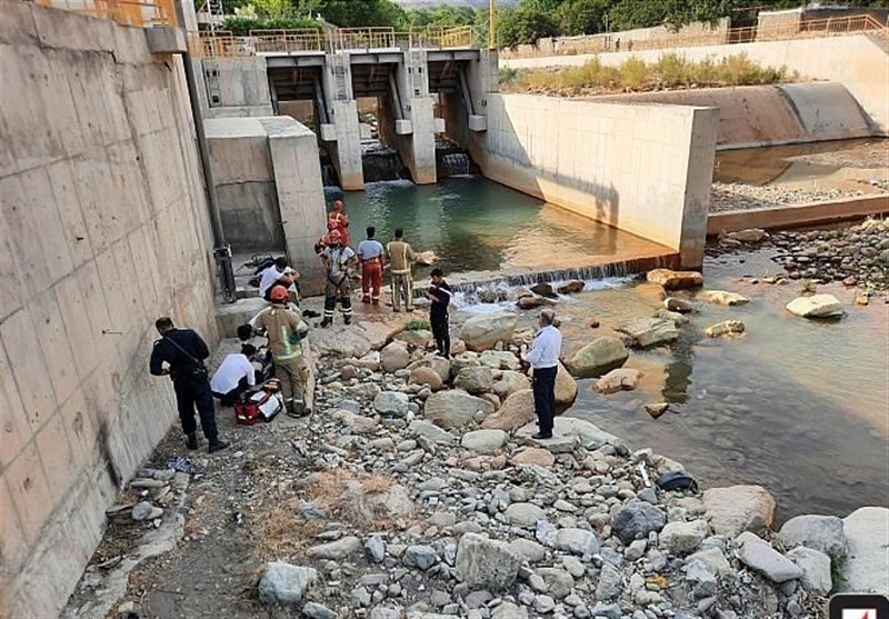 جسم بی‌جان کودک غرق شده در رودخانه خروشان تنکابن پیدا شد+فیلم