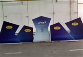 حاشیه دیدار استقلال - نفت| کنایه هواداران به مجری فوتبال برتر و آماده‌سازی سکوی قهرمانی + عکس