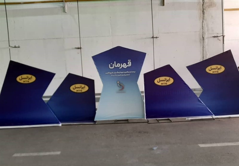 حاشیه دیدار استقلال – نفت مسجدسلیمان| کنایه هواداران به مجری فوتبال برتر و آماده‌سازی سکوی قهرمانی + عکس