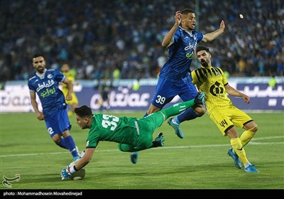 دیدار تیمهای فوتبال استقلال و نفت مسجدسلیمان