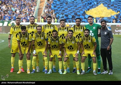 دیدار تیمهای فوتبال استقلال و نفت مسجدسلیمان