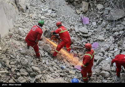 ادامه آواربرداری ساختمان متروپل - آبادان 