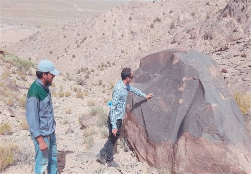 2 سنگ‌نگاره باستانی در خوسف کشف شد