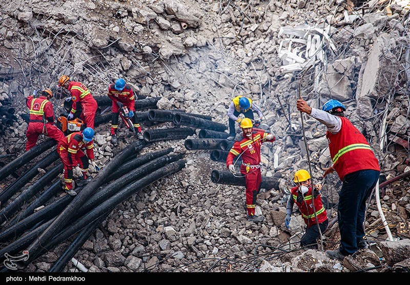 روایتی از تلاش امدادگران استان اصفهان در متروپل/خاکبرداری در عمق 3 متری زمین و کشف جسد فوت‌شدگان