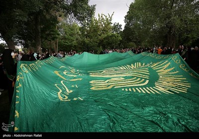 مراسم اهتزاز پرچم بزرگ امام رضا(ع) بر فراز شهر همدان