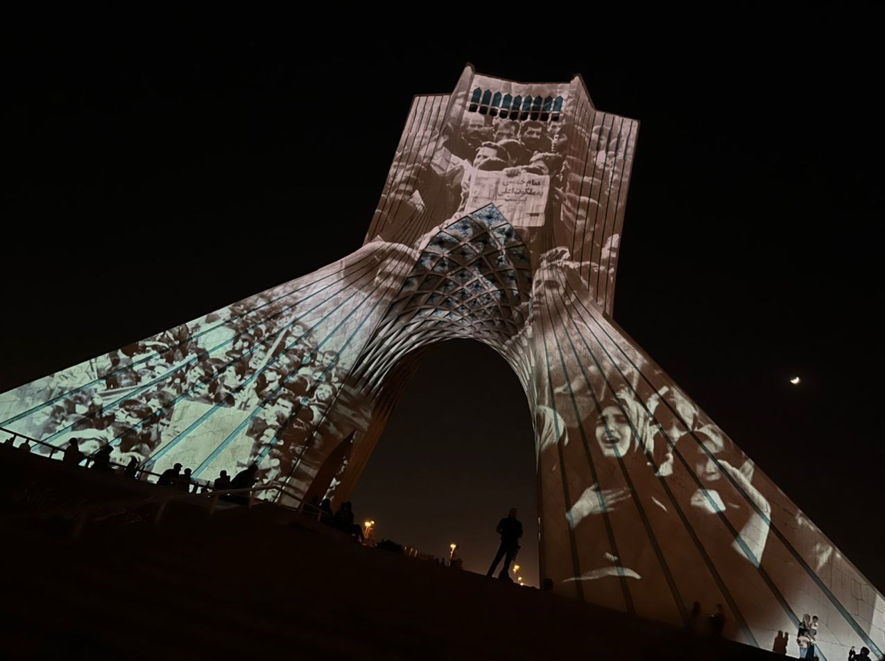 برج آزادی به رنگ انقلاب درآمد + عکس و فیلم