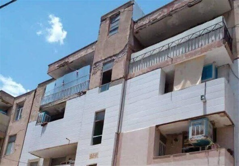 ریزش دیواره‌های یک مجتمع سازمانی در خرم‌آباد/ شهردار دستور تخلیه فوری این بنای 50 ساله ناایمن را صادر کرد
