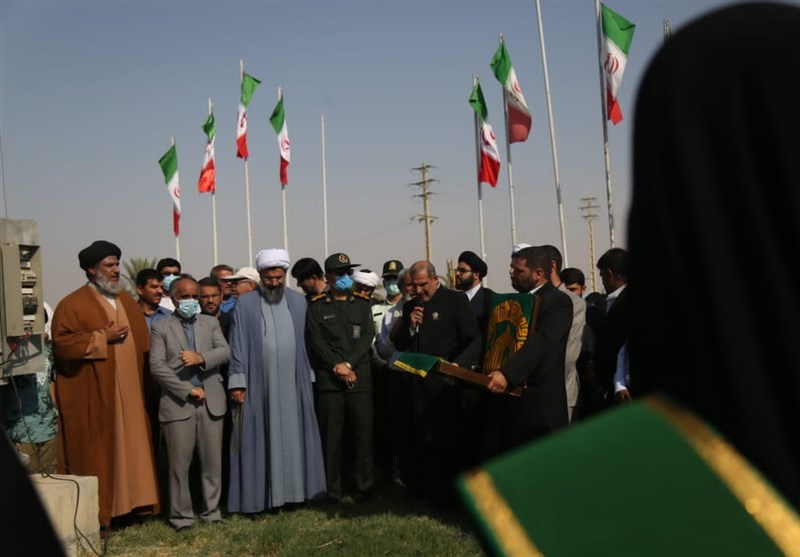 پرچم حرم رضوی در شهرستان‌های ده‌گانه استان بوشهر به اهتزاز در می‌آید+تصویر