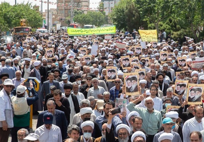 راهپیمایی مردم شهر خون و قیام در گرامیداشت حماسه 15 خرداد/ قمی‌ها فیلم &quot;عنکبوت مقدس&quot; را محکوم کردند + تصاویر