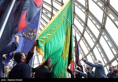 نصب پرچم حرم امام رضا(ع) در برج میلاد