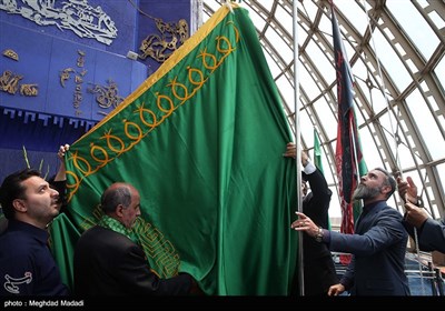 نصب پرچم حرم امام رضا(ع) در برج میلاد