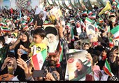هم‌خوانی سرود حماسی سلام فرمانده با حضور صدها کودک و نوجوان بوشهری به روایت تصویر