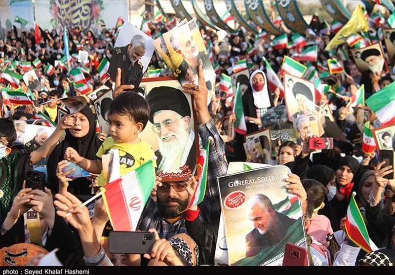 هم‌خوانی سرود حماسی سلام فرمانده با حضور صدها کودک و نوجوان بوشهری به روایت تصویر