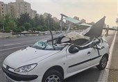 سقوط تابلوی مسیرنما روی پژو 206 در بزرگراه شهید فهمیده + تصاویر