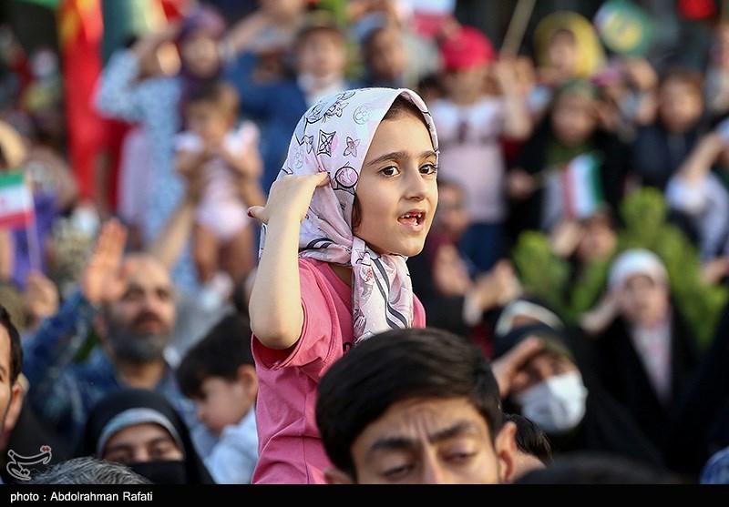 اجتماع بزرگ زنجانی‌ها برای همخوانی سرود “سلام فرمانده”