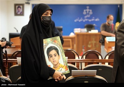 حضور مادر خردسال شهید محمدطاها اقدامی از شهدای عملیات تروریستی ۳۱ شهریورماه 97 اهواز در دادگاه سرکرده گروهک الاحوازیه