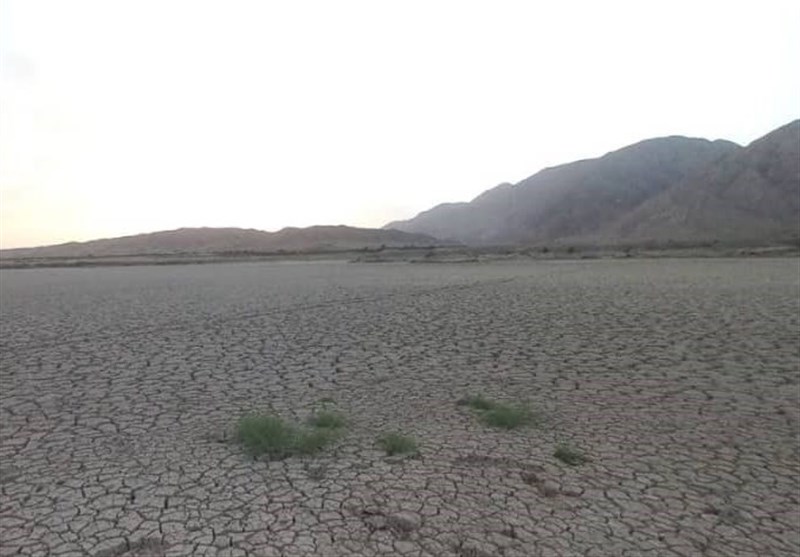 کابوس بی آبی و روزهای غم بار سد حاجی آباد/سدی که به تلی از خاک تبدیل شده است