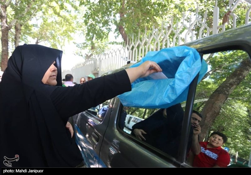 جمع‌آوری نامه‌های مردمی در سفر استانی رئیسی به اصفهان به روایت تصویر