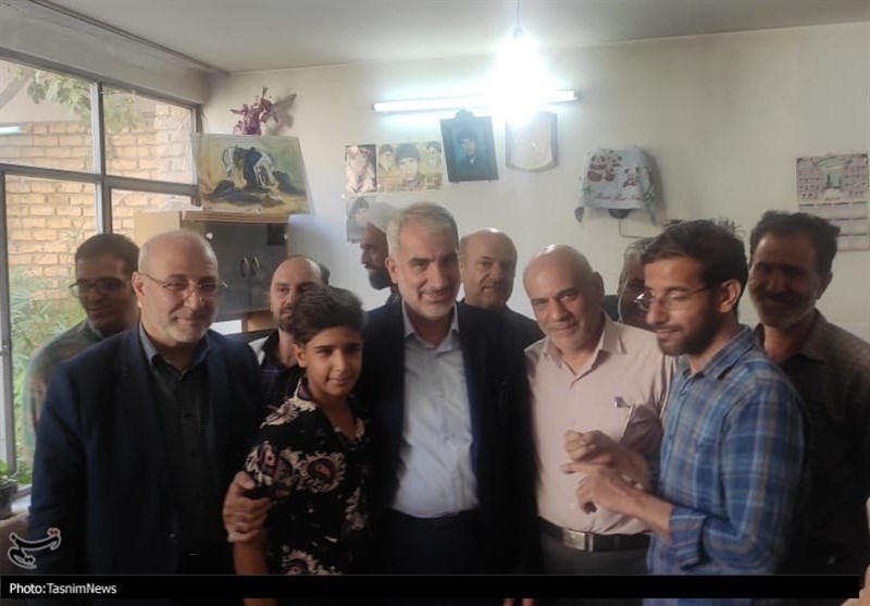 وزیر آموزش و پرورش با خانواده شهید حیدریان دیدار کرد