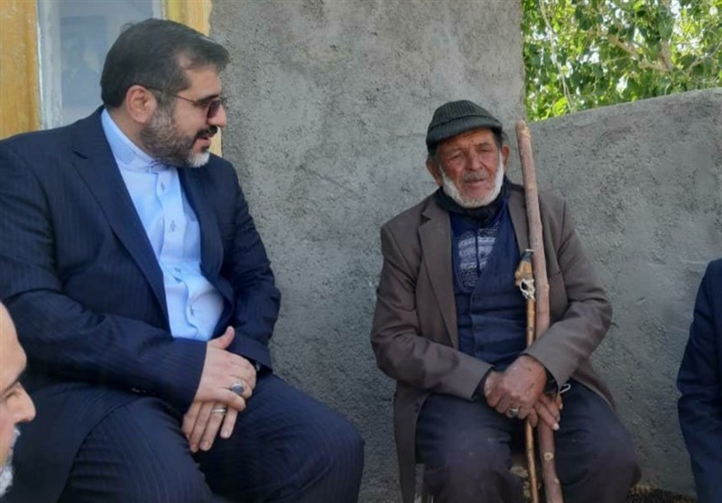 وزیر فرهنگ به دیدار پیرمرد خودآموخته آواز ایرانی  رفت/اهدای نشان درجه یک هنری به حسینعلی