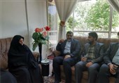 وزیر فرهنگ و ارشاد با خانواده شهید دهقانی دیدار کرد
