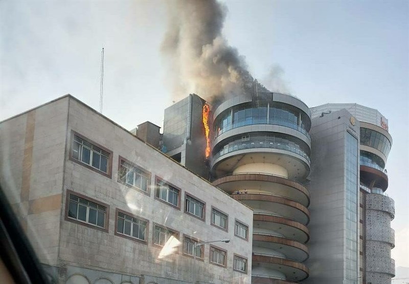 وقوع آتش‌سوزی در ساختمان &quot;لیدوما&quot; در میدان صنعت / اورژانس تهران: 9 نفر مصدوم شدند/ آتش نشانی: 30 نفر نجات یافتند