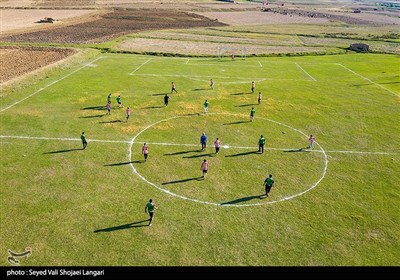 چمن همیشه سبز گَت چمن بیش از نیم قرن میزبان برگزاری بازیهای بومی محلی علی الخصوص مسابقات فوتبال بین شهرها و مناطق منطقه بوده که مردم از این زمین بصورت عمومی استفاده میکردند.