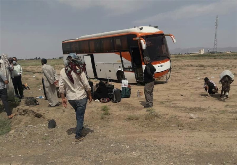واژگونی اتوبوس در جاده فیروزآباد 18 تن را راهی بیمارستان کرد