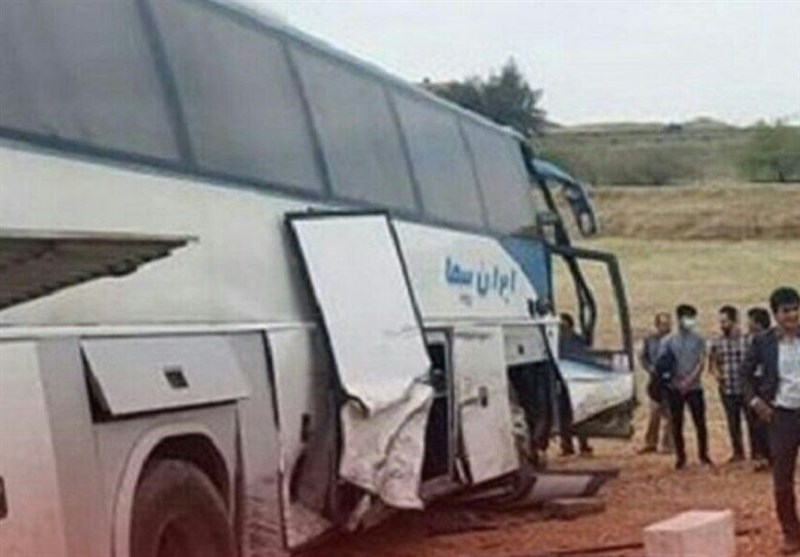 تصادف اتوبوس با تریلر در محوربروجرد ـ اراک/ 14 نفر مصدوم شدند‌