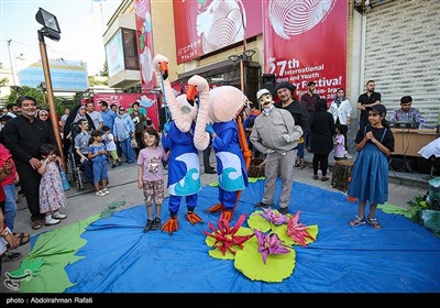 نمایشهای خیابانی بیست و هفتمین جشنواره بین المللی تئاتر کودک و نوجوان همدان