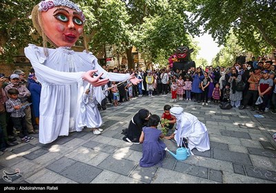 نمایشهای خیابانی بیست و هفتمین جشنواره بین المللی تئاتر کودک و نوجوان همدان