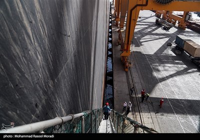 فعالیت کشتی های باربری در پایانه بندر شهید رجایی-هرمزگان