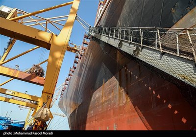 فعالیت کشتی های باربری در پایانه بندر شهید رجایی-هرمزگان