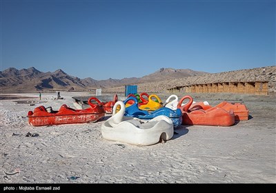دریاچه ارومیه ، از بزرگترین دریاچه های آب شور جهان است که در دو دهه اخیر دچار بحران کم آبی و خشکسالی شده است.