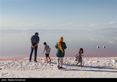 با وجود کاهش عمق آب در قسمت های مختلف دریاچه ، تابستان ها مردم ارومیه و شهرهای حاشیه دریاچه ارومیه ، طبق یک سنت قدیمی برای شنا و تفریح های تابستانی به دریاچه ارومیه می آیند 