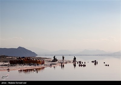 با وجود کاهش عمق آب در قسمت های مختلف دریاچه ، تابستان ها مردم ارومیه و شهرهای حاشیه دریاچه ارومیه ، طبق یک سنت قدیمی برای شنا و تفریح های تابستانی به دریاچه ارومیه می آیند 