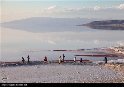 دریاچه ارومیه ، از بزرگترین دریاچه های آب شور جهان است که در دو دهه اخیر دچار بحران کم آبی و خشکسالی شده است.